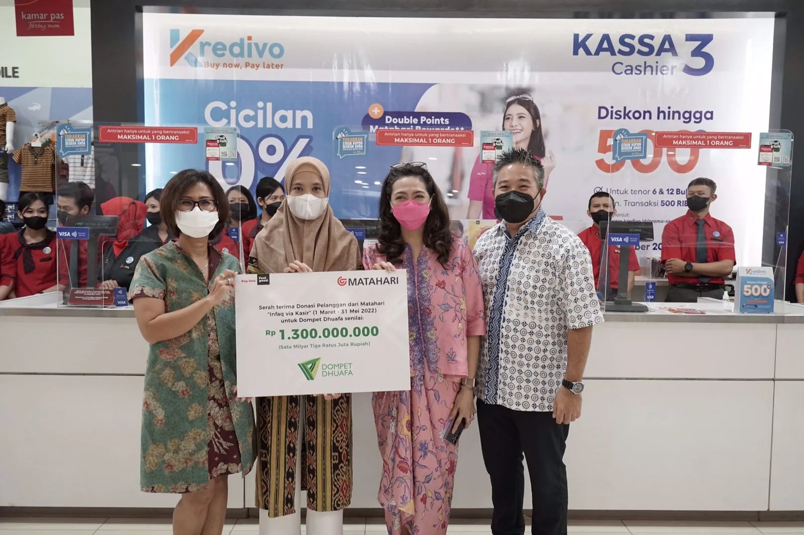 MATAHARI SERAHKAN DONASI PELANGGAN Rp 1.300.000.000,- KEPADA DOMPET DHUAFA