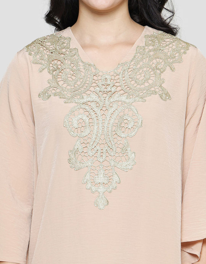 St. Yves Patch Neck Kafthan Big Sleeve Wanita
