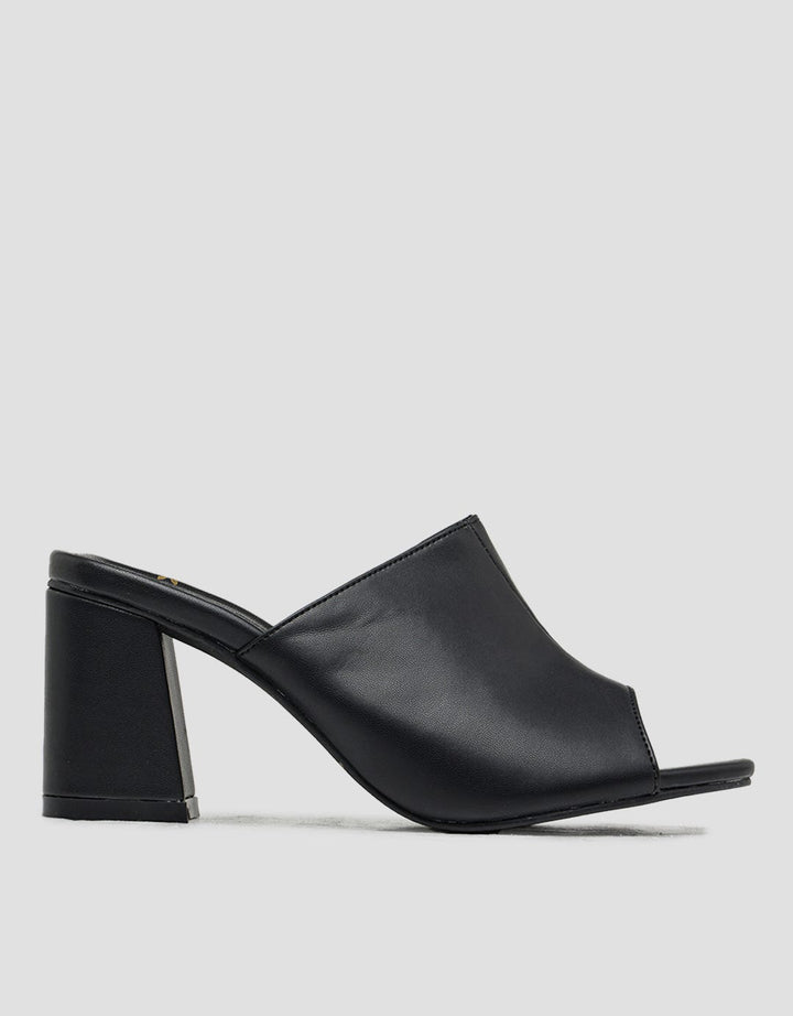 Yongki Komaladi Chunky Heels Sandal Wanita