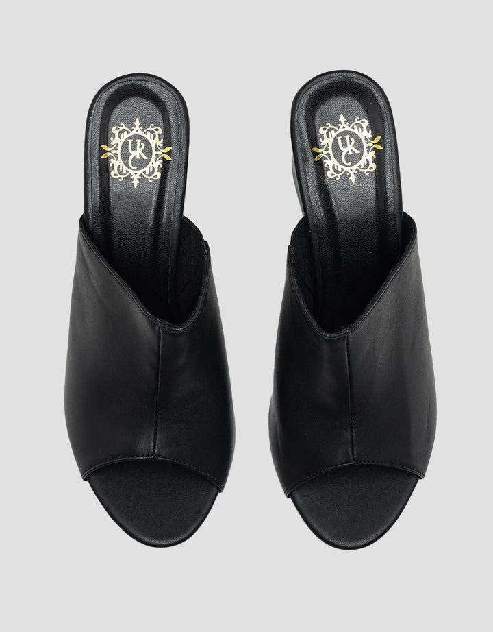 Yongki Komaladi Chunky Heels Sandal Wanita