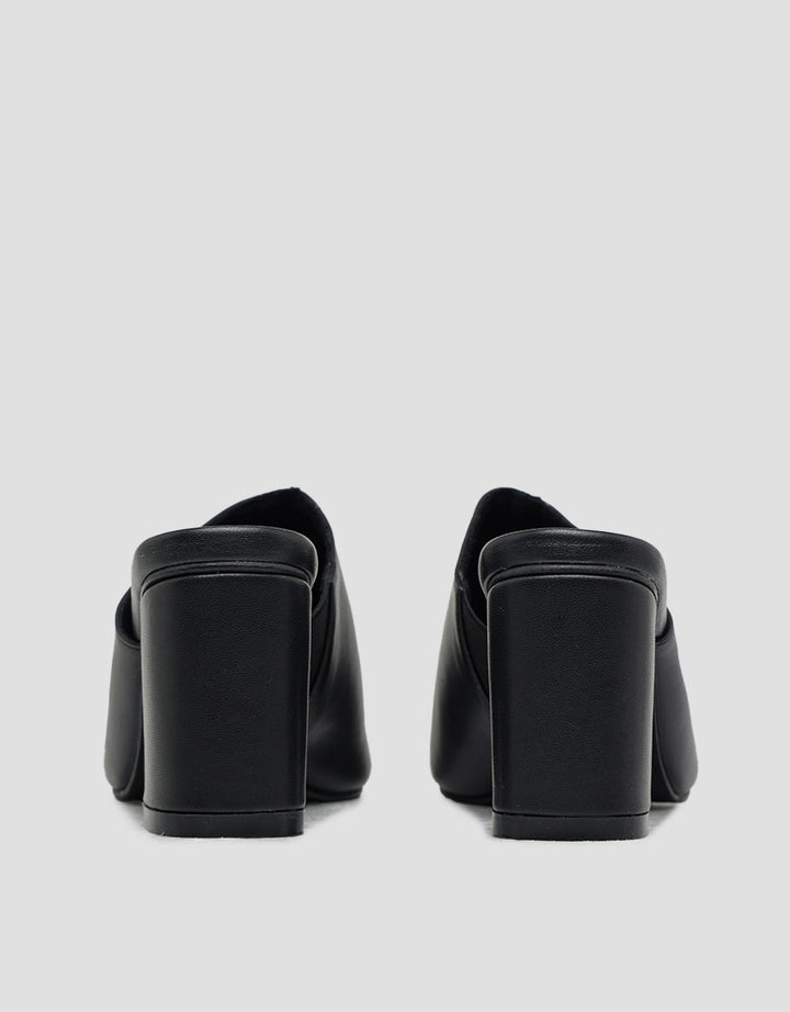 Yongki Komaladi Chunky Heels Sandal Wanita