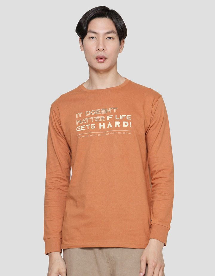 T Zone Print Optimistic Kaos Lengan Panjang Pria