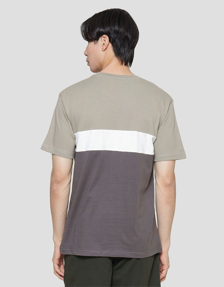Detail Tricolor Block Kaos Casual Pria