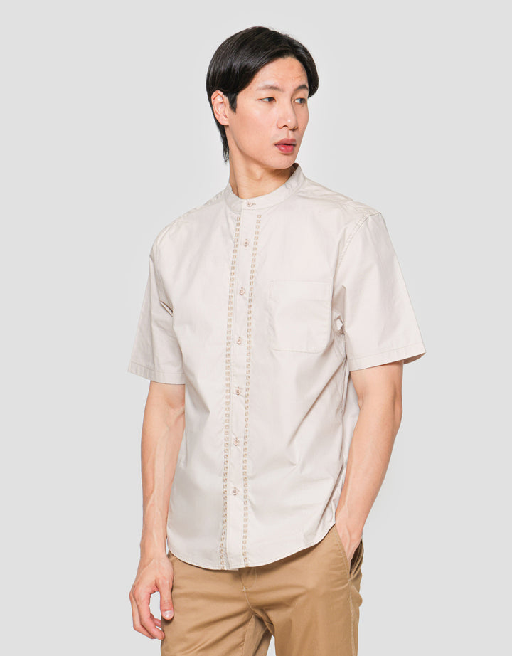 Suko Motif Eyelet Kerah Tegak Kemeja Lengan Pendek Pria