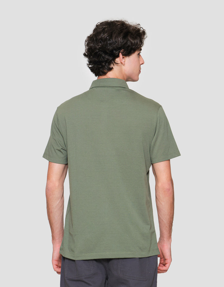 Cole Line Chest Stripe Kaus Kerah Pria