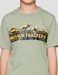 Character Jurassic Tracker Lis Tengah Kaos Anak Laki-laki