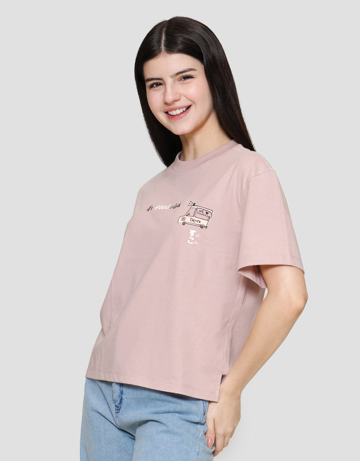 Suko Graphic Print Kerah Bulat Kaos Oversize Wanita