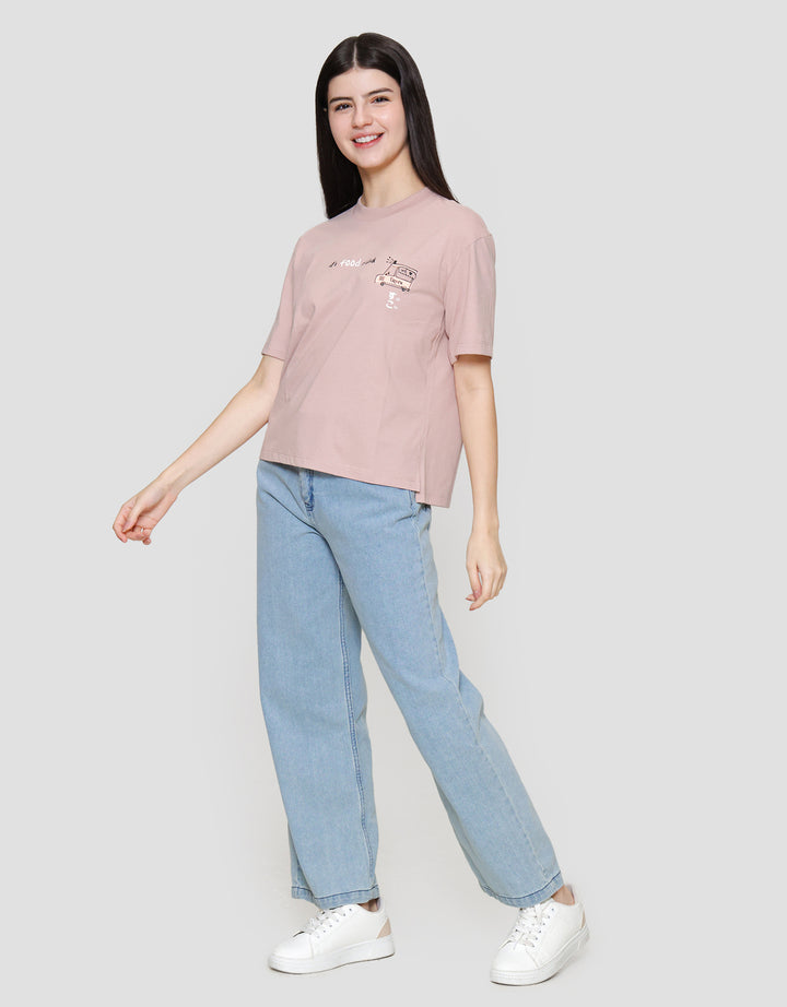 Suko Graphic Print Kerah Bulat Kaos Oversize Wanita