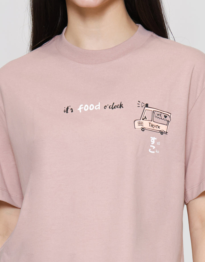 Suko Graphic Print Kerah Bulat Kaos Oversize Wanita