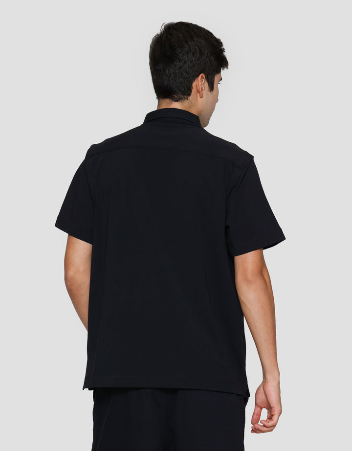 Cole Knitt Solid Ascot Kemeja Lengan Pendek Pria