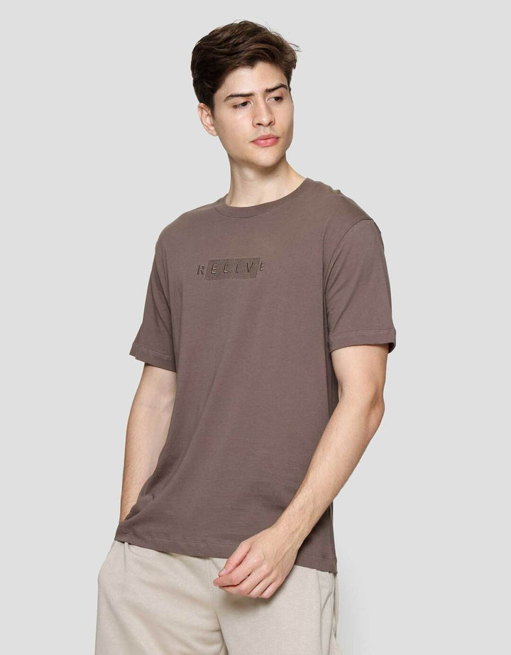 Cole Graphic Relive Embroidery Kaos Lengan Pendek Pria