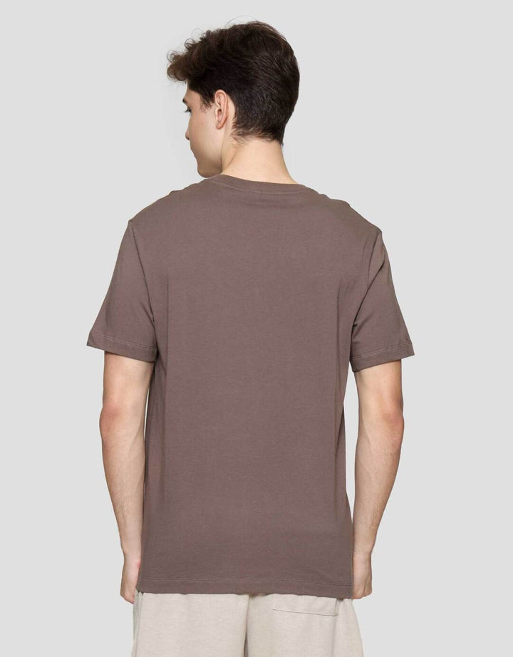 Cole Graphic Relive Embroidery Kaos Lengan Pendek Pria