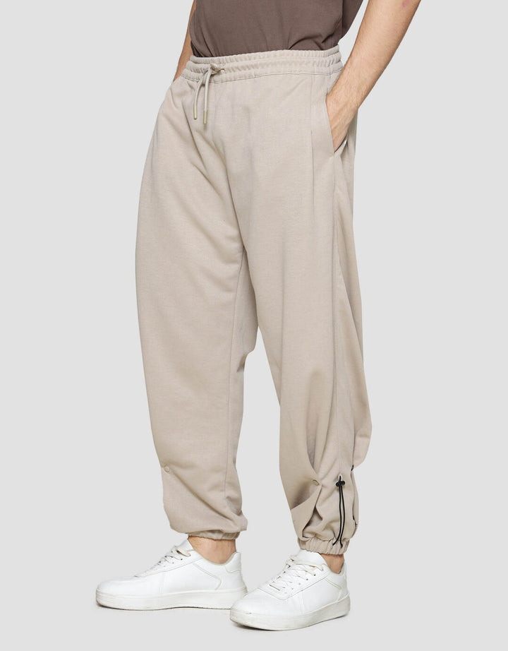 Nevada Knit With Pleats And Stopper Celana Panjang Pria