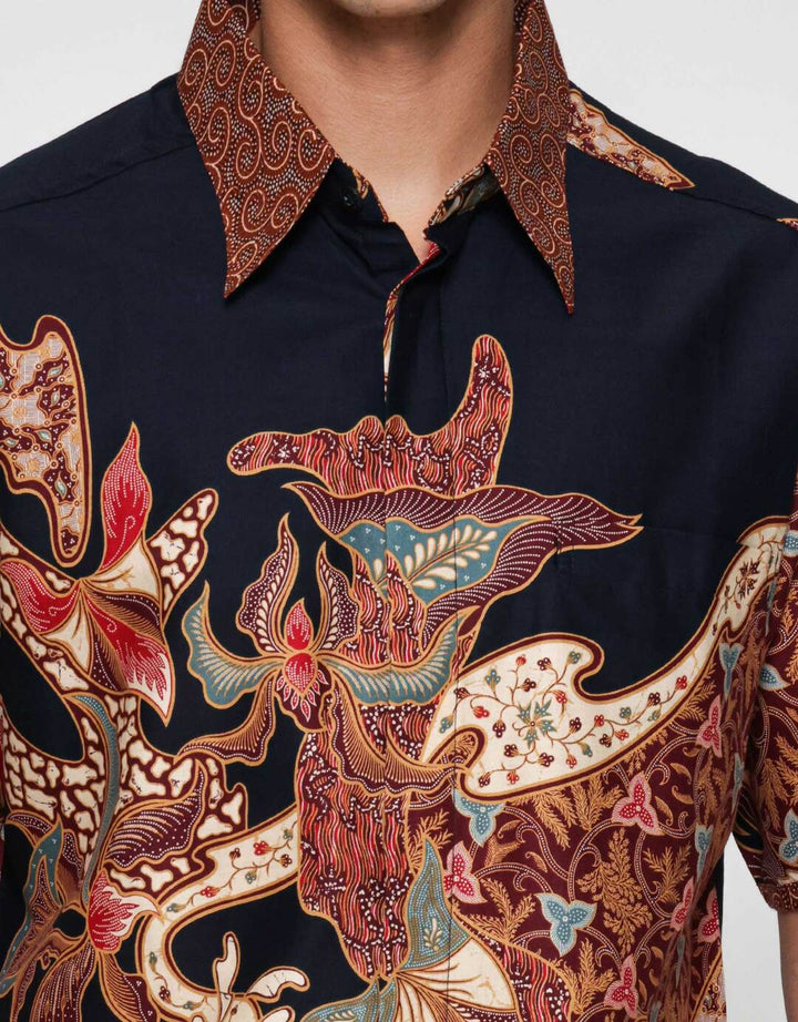 Arjuna Weda Hem Body Fit Daun Kemeja Batik Pria