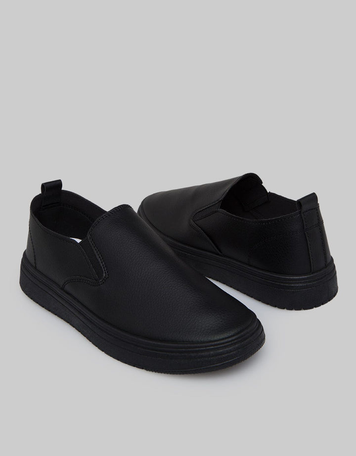 Yongki Komaladi Sepatu Slip On Round Toe