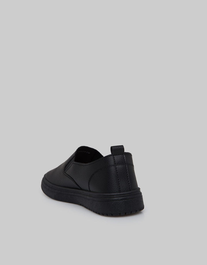 Yongki Komaladi Sepatu Slip On Round Toe