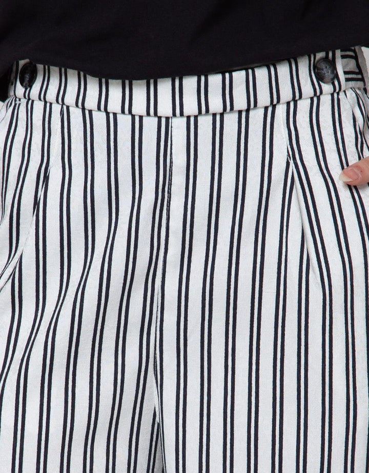 Details Long Pants Wide Legging Fit