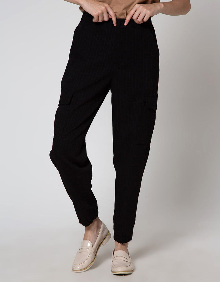 Details Cargo Regular Fit Celana Panjang Wanita