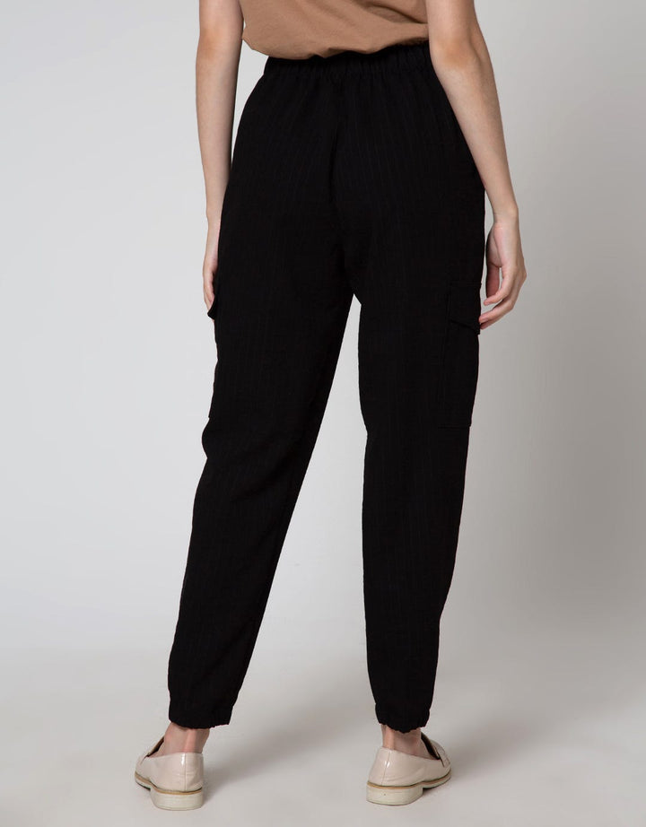 Details Cargo Regular Fit Celana Panjang Wanita