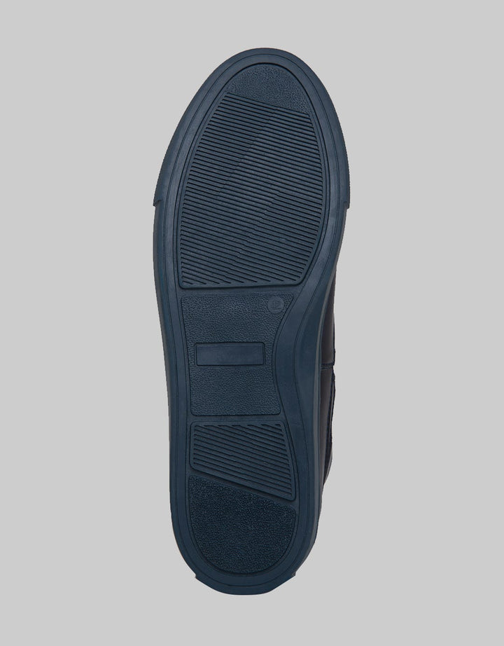 Yongki Komaladi Sepatu Contrast Shoelace