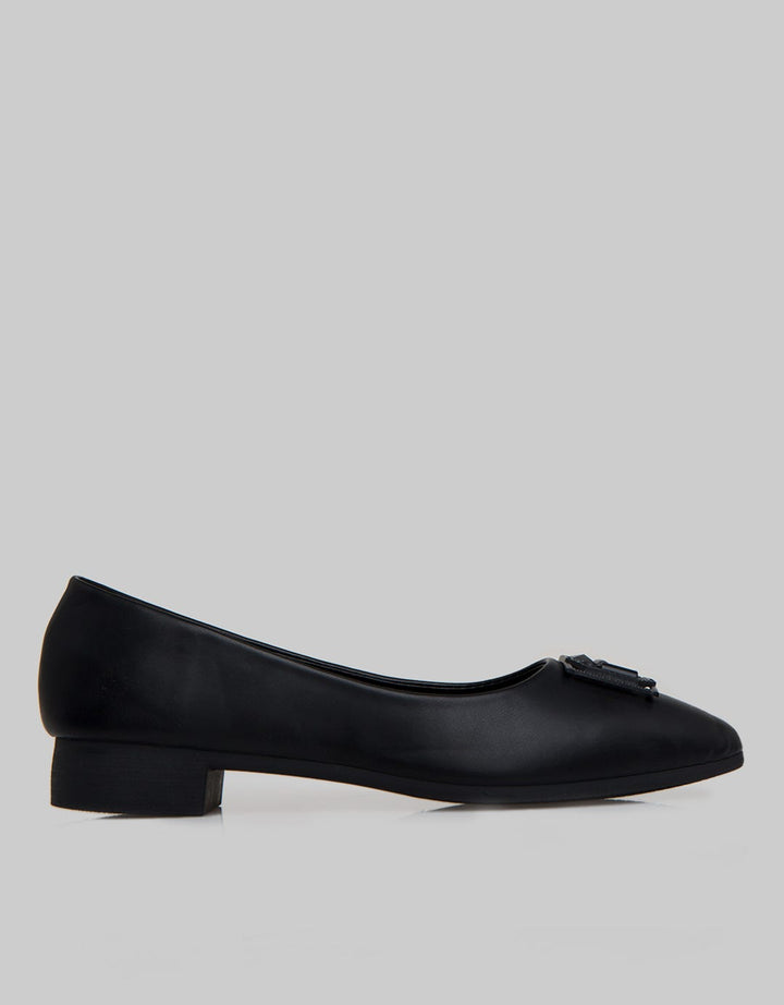 Yongki Komaladi Flat Shoes Aksesoris On Top