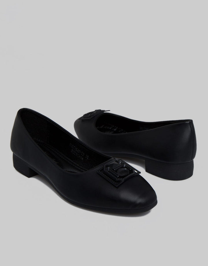 Yongki Komaladi Flat Shoes Aksesoris On Top