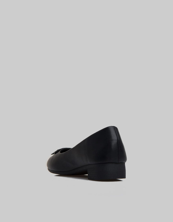 Yongki Komaladi Flat Shoes Aksesoris On Top