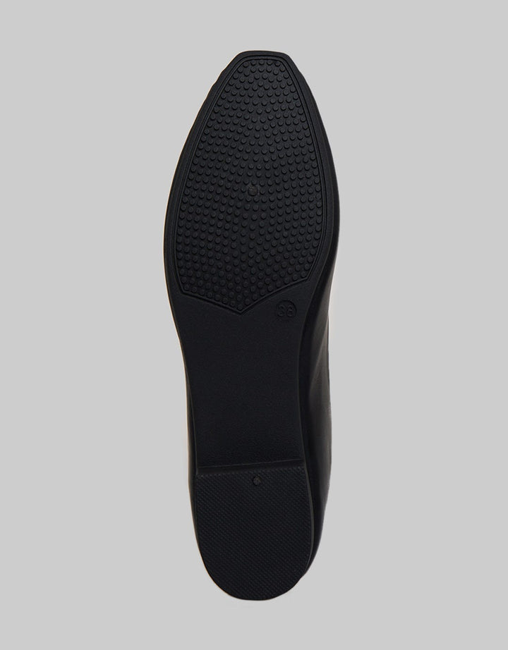 Yongki Komaladi Flat Shoes Aksesoris On Top