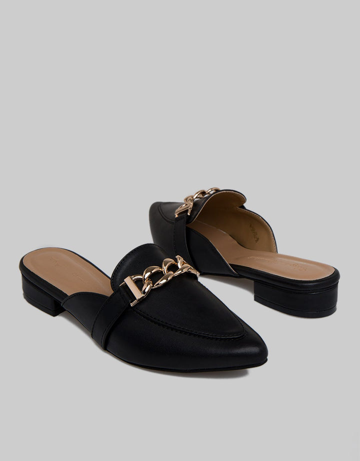 Yongki Komaladi Bustong With Chain Accessories