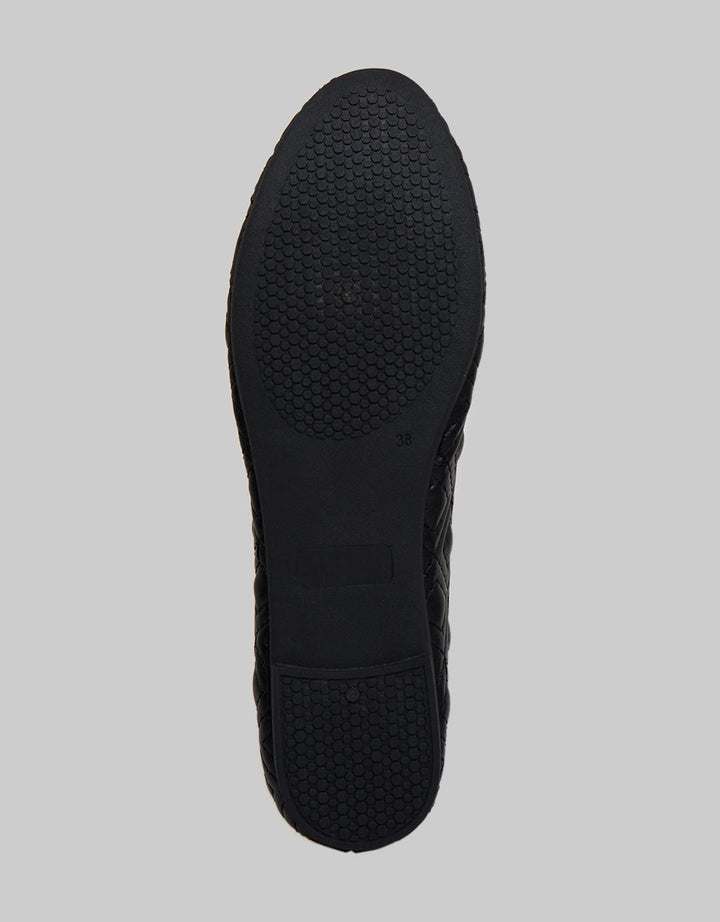 Yongki Komaladi Flat Shoes Stitching Look