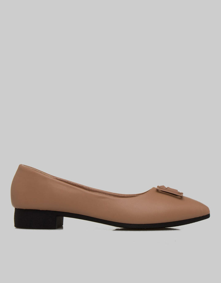 Yongki Komaladi Flat Shoes Aksesoris On Top