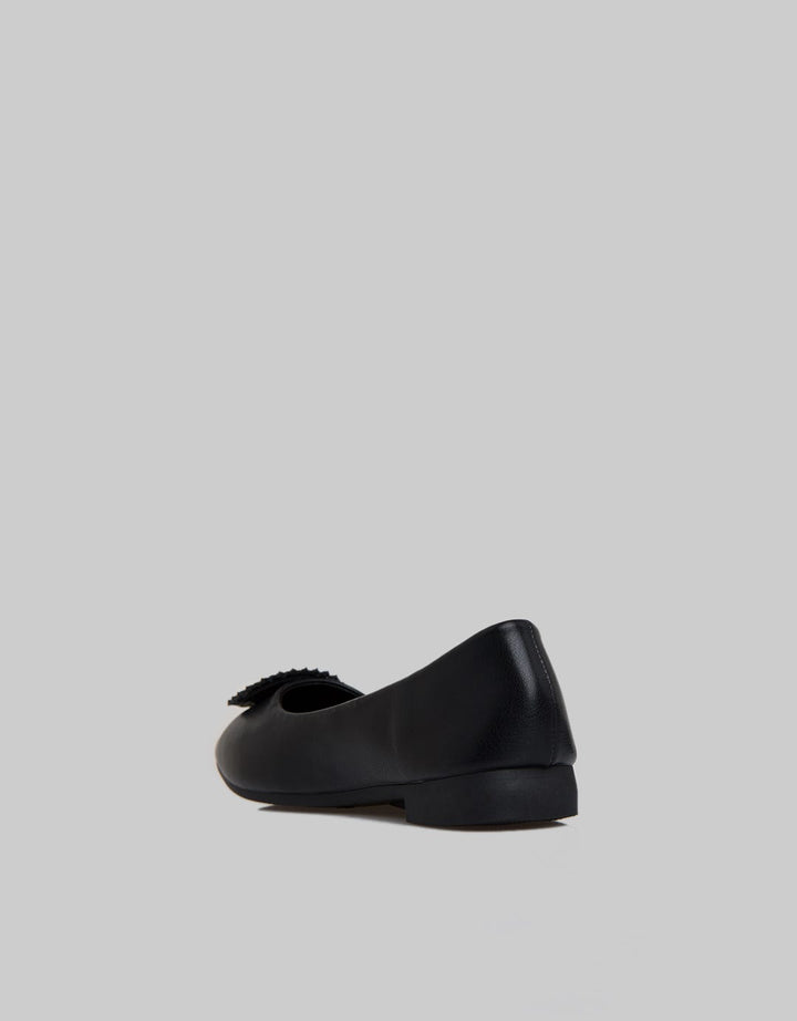 Yongki Komaladi Oli Pointed Sepatu Flat Wanita