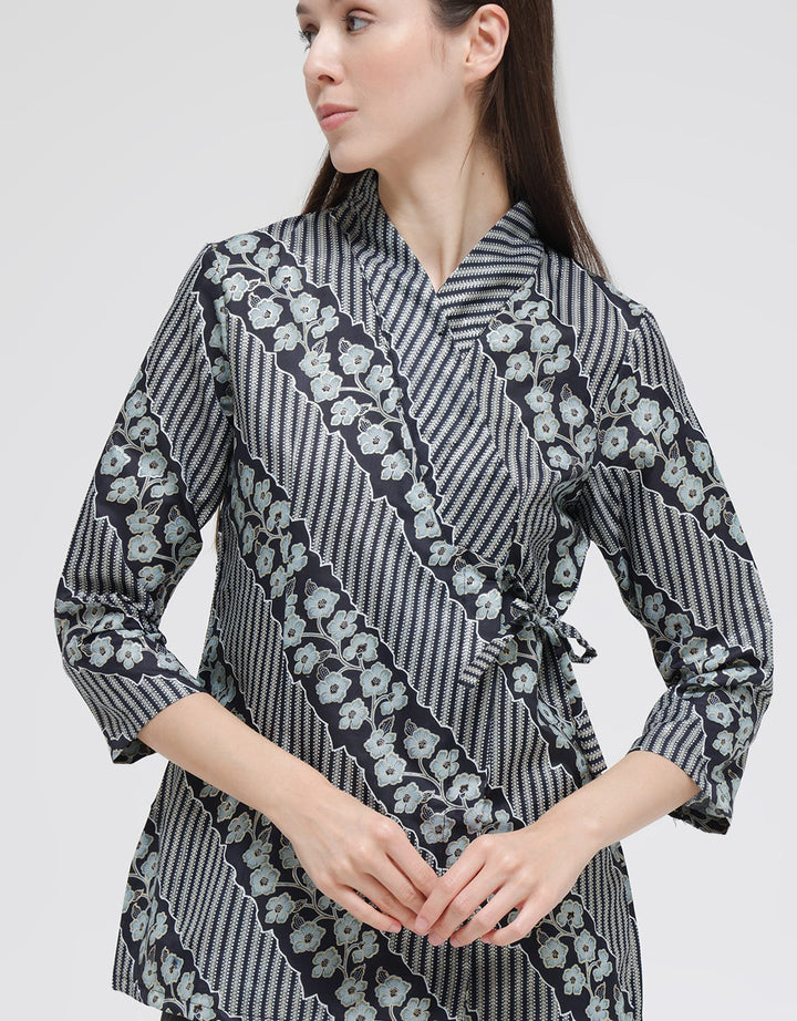 Adikusuma Women's Blouse with Flower Slope Batik