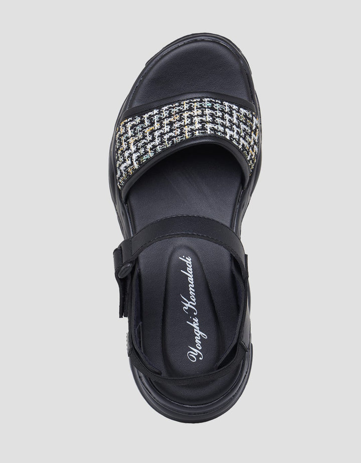 Yongki Komaladi Sandal Kasual Wanita