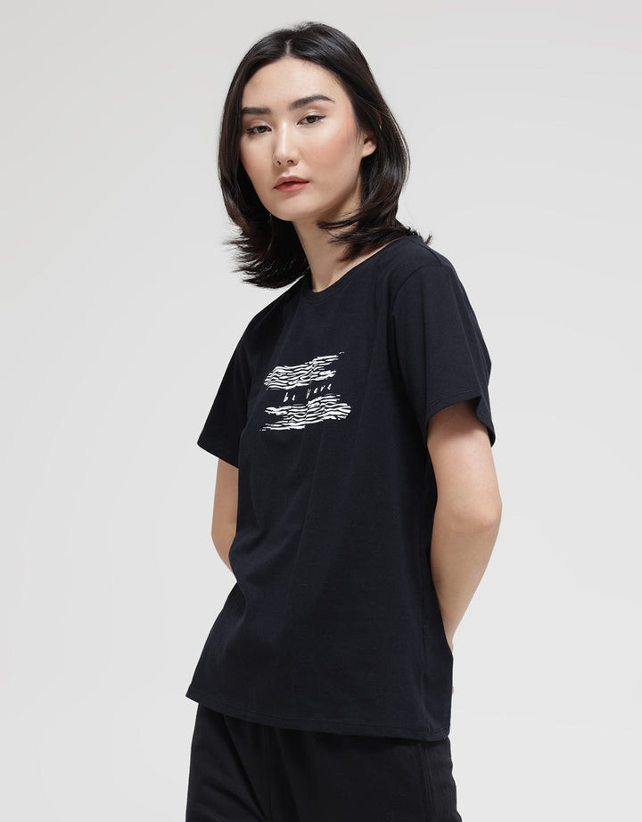 Details Be Brave Animal Print Kaos Wanita