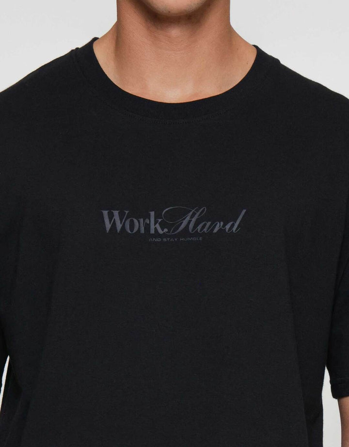Nevada Print Hd - Work Hard Kaos Pria