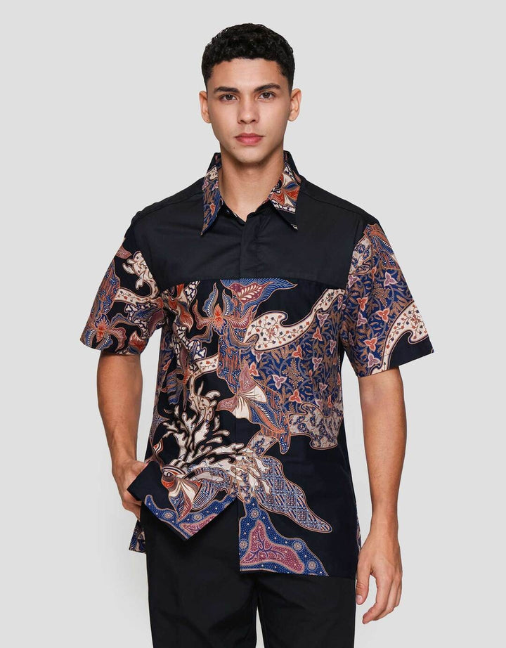 Arjuna Weda Hem Body Fit Bsatik Daun Kemeja Batik Pria