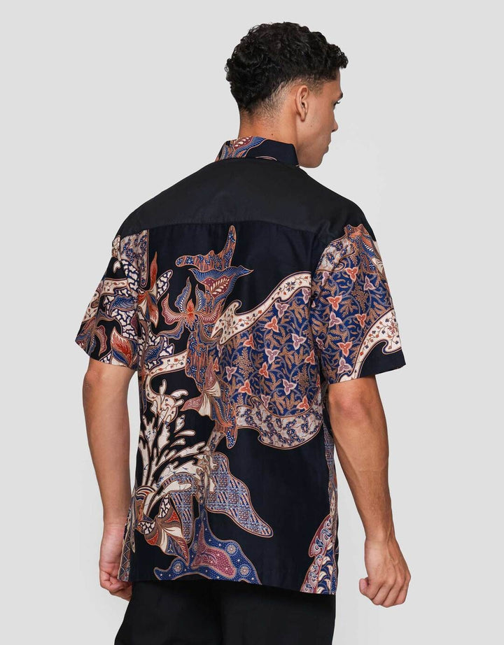 Arjuna Weda Hem Body Fit Bsatik Daun Kemeja Batik Pria