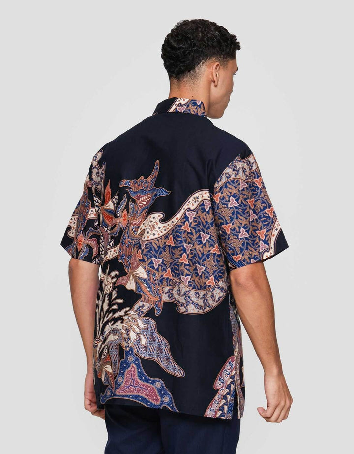 Arjuna Weda Hem Body Fit Daun Kemeja Batik Pria