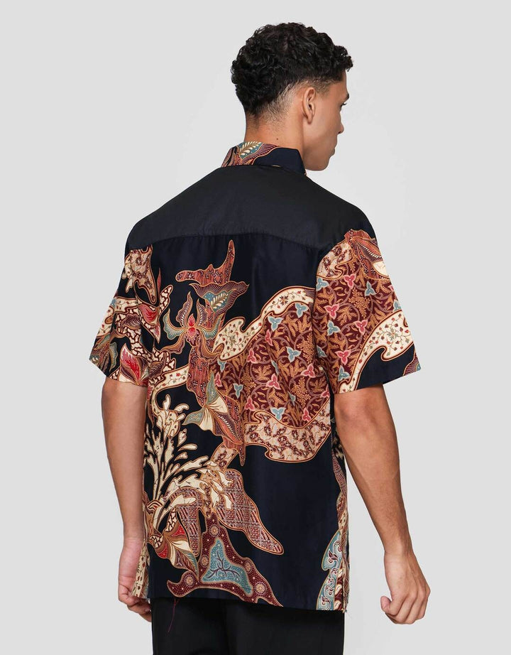 Arjuna Weda Hem Body Fit Bsatik Daun Kemeja Batik Pria