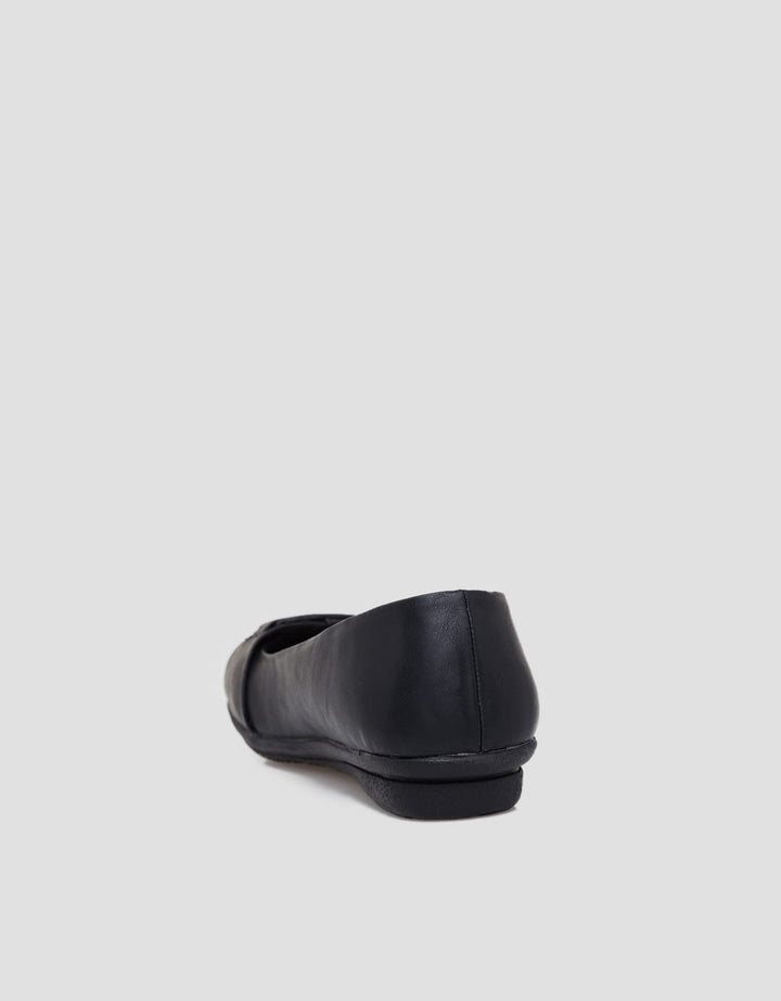St. Yves Ballerinas Woman Round Toe Belt Accent