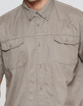 Cole Kemeja Lengan Pendek Solid Double Pocket Pria