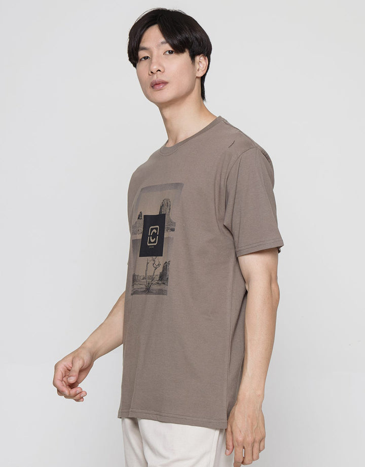 Cole Desert Print Kaos Casual Pria