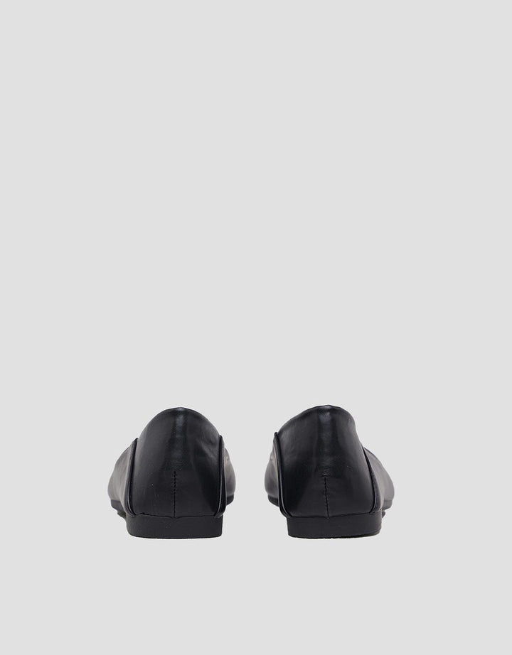 Yongki Komaladi Pointed Buckle Sepatu Wanita