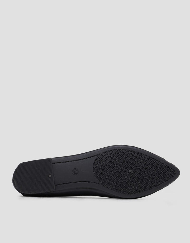 Yongki Komaladi Pointed Buckle Sepatu Wanita