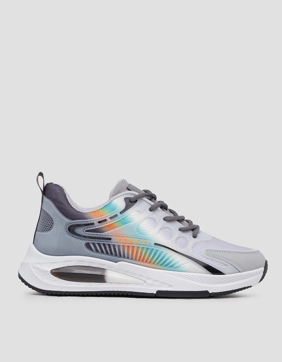 Yongki Komaladi Warna Gradasi Sepatu Sport Pria