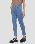 Details Tapered Fit Celana Panjang Denim Wanita