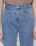 Details Tapered Fit Celana Panjang Denim Wanita