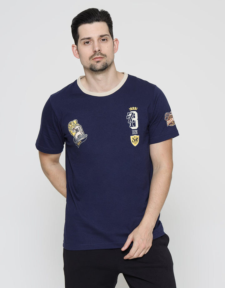 T Zone Badge Print Varsity Kaos Pria