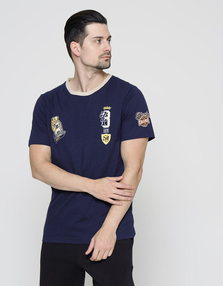 T Zone Badge Print Varsity Kaos Pria